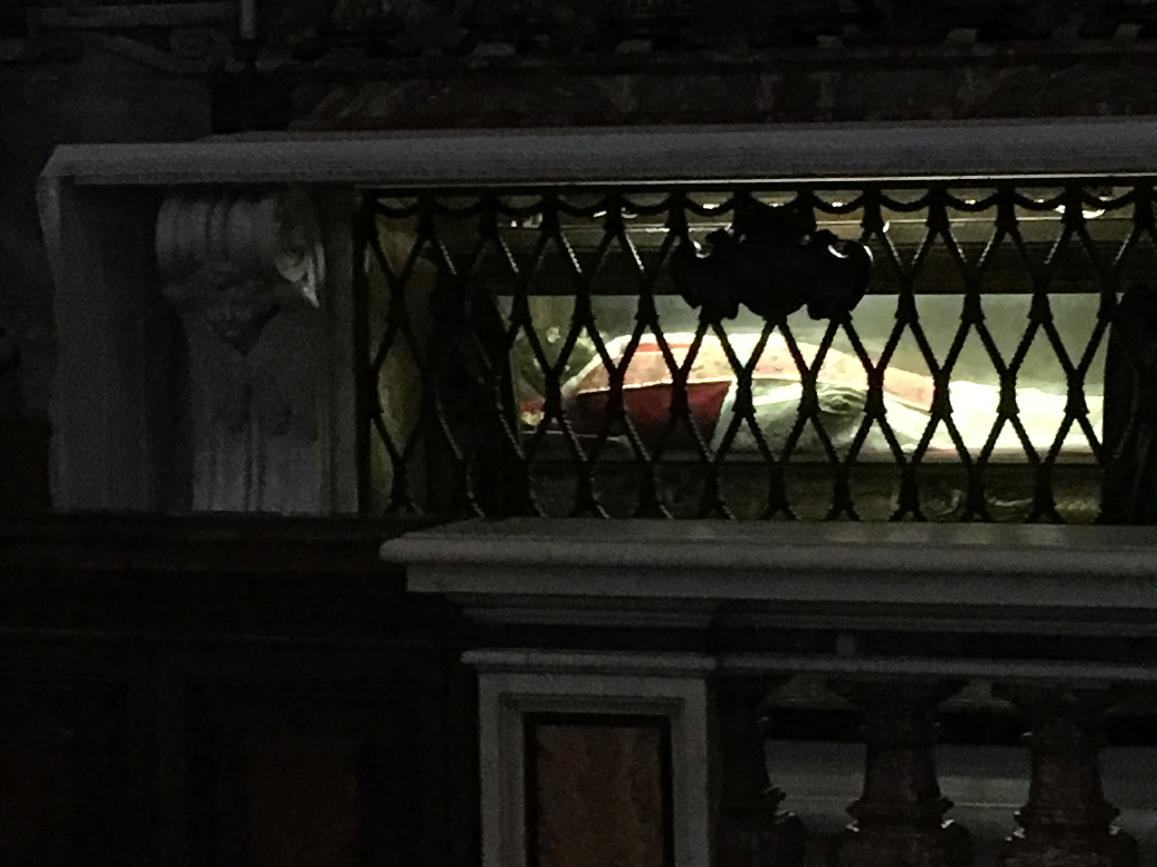 Pope's body visible inside his tomb